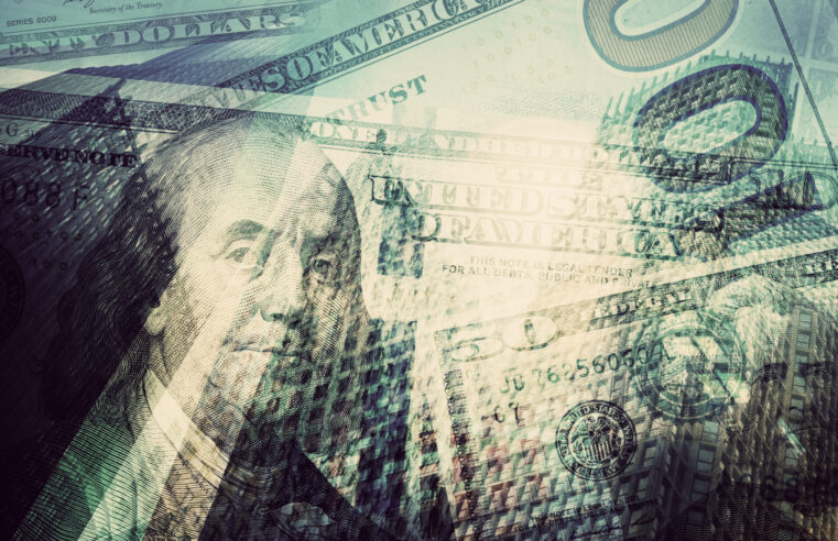 Incerteza com a Previdência no Brasil deve estimular brasileiros a investir nos EUA, afirma economista