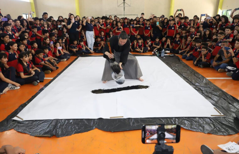 Escola Estadual Bilíngue Djalma Batista recebe visita de artista japonês Kamari Maeda
