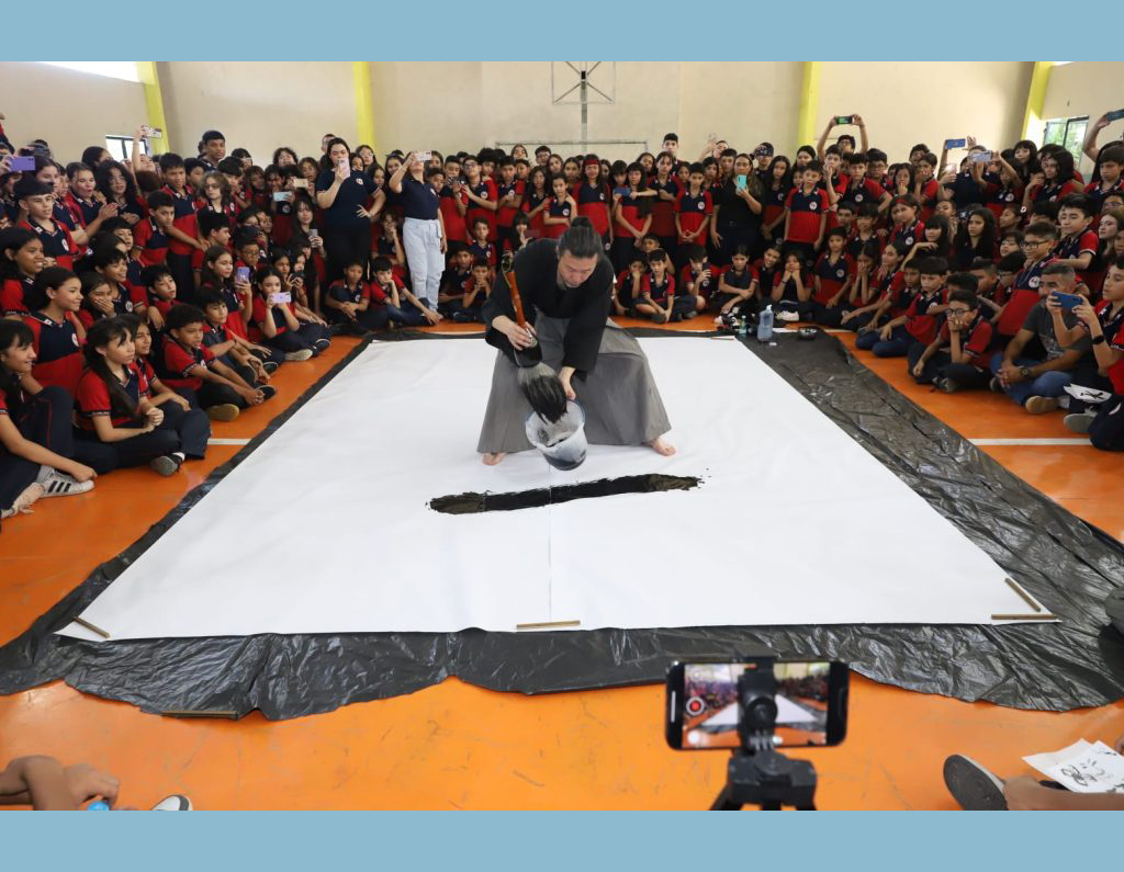 Escola Estadual Bilíngue Djalma Batista recebe visita de artista japonês Kamari Maeda